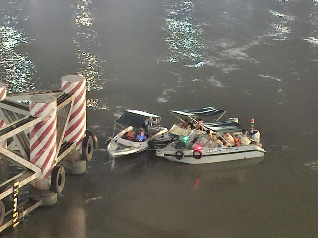 Lực lượng chức năng tìm kiếm nạn nhân. Lực lượng chức năng tìm kiếm nạn nhân.