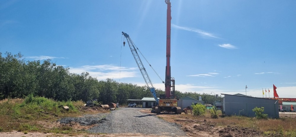 Máy móc, thiết bị đã tập trung tại công trường, nhưng chưa có mặt bằng thi công Máy móc, thiết bị đã tập trung tại công trường, nhưng chưa có mặt bằng thi công