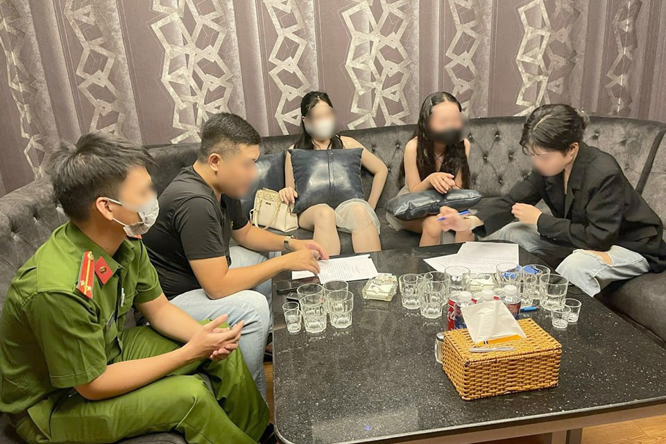 Lực lượng chức năng phát hiện 2 nữ tiếp viên ăn mặc xuyên thấu ngồi phục vụ khách.