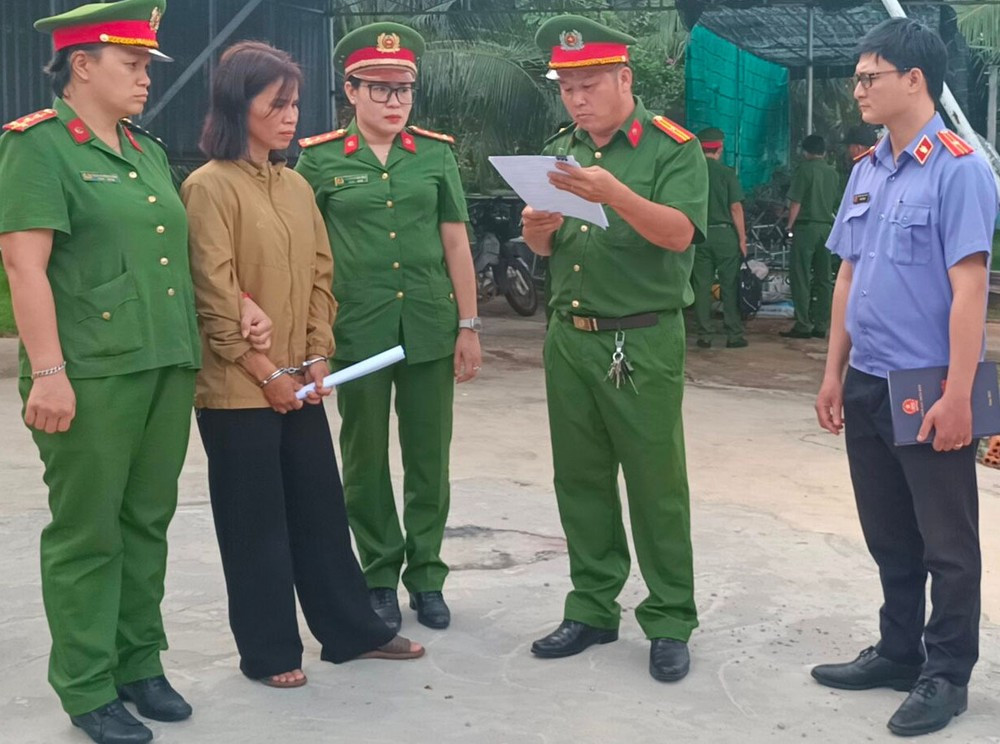 Lực lượng chức năng công bố quyết định khám xét nhà. Lực lượng chức năng công bố quyết định khám xét nhà.