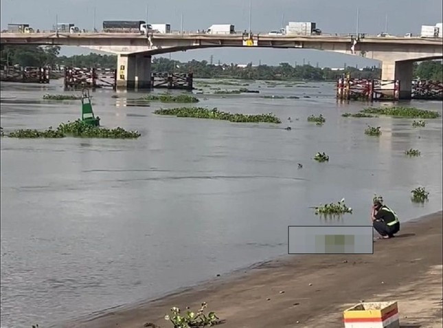 Một trường hợp nhảy cầu tự tử trên sông Sài Gòn (Ảnh: Hương Chi) Một trường hợp nhảy cầu tự tử trên sông Sài Gòn (Ảnh: Hương Chi)