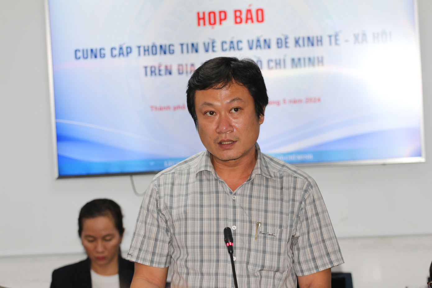 Ông Trang Thanh Phương, Phó Trưởng phòng Nghệ thuật, Sở Văn hóa và Thể thao TPHCM trả lời báo chí. Ảnh: Thành Nhân.