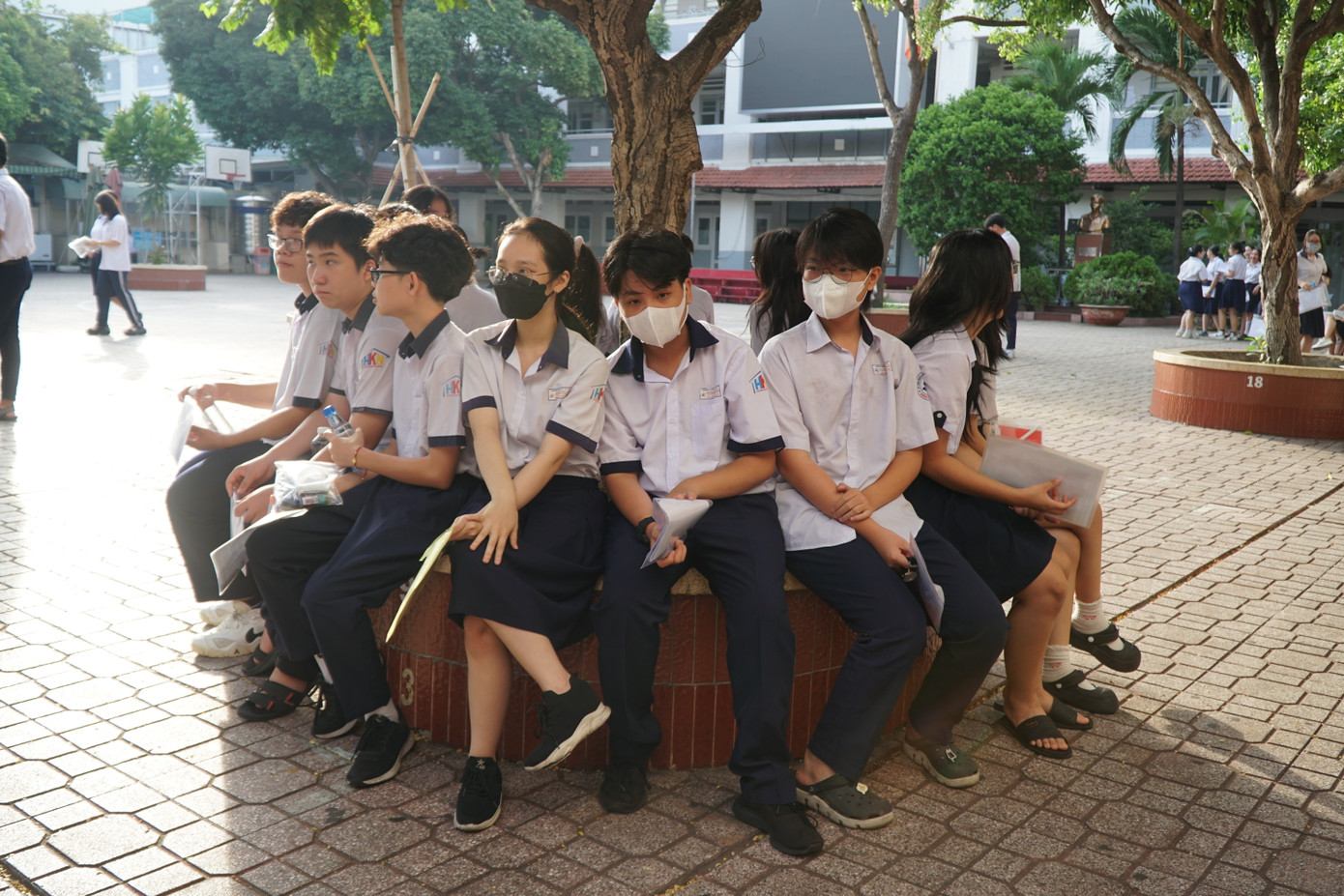 Học sinh tranh thủ ôn bài trước giờ thi Học sinh tranh thủ ôn bài trước giờ thi