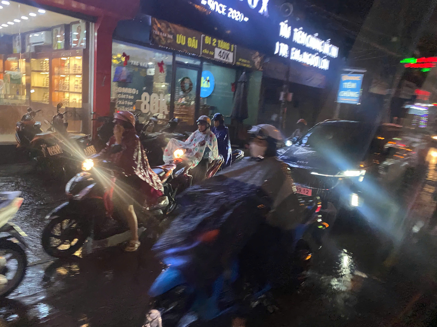 Người dân vất vả di chuyển trong cơn mưa lớn tối 13/12. Ảnh: H.H.