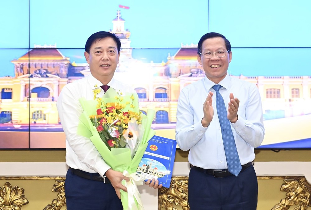 Chủ tịch UBND TPHCM Phan Văn Mãi trao quyết định bổ nhiệm cho ông Nguyễn Hoàng Hải. Ảnh: Việt Dũng Chủ tịch UBND TPHCM Phan Văn Mãi trao quyết định bổ nhiệm cho ông Nguyễn Hoàng Hải. Ảnh: Việt Dũng