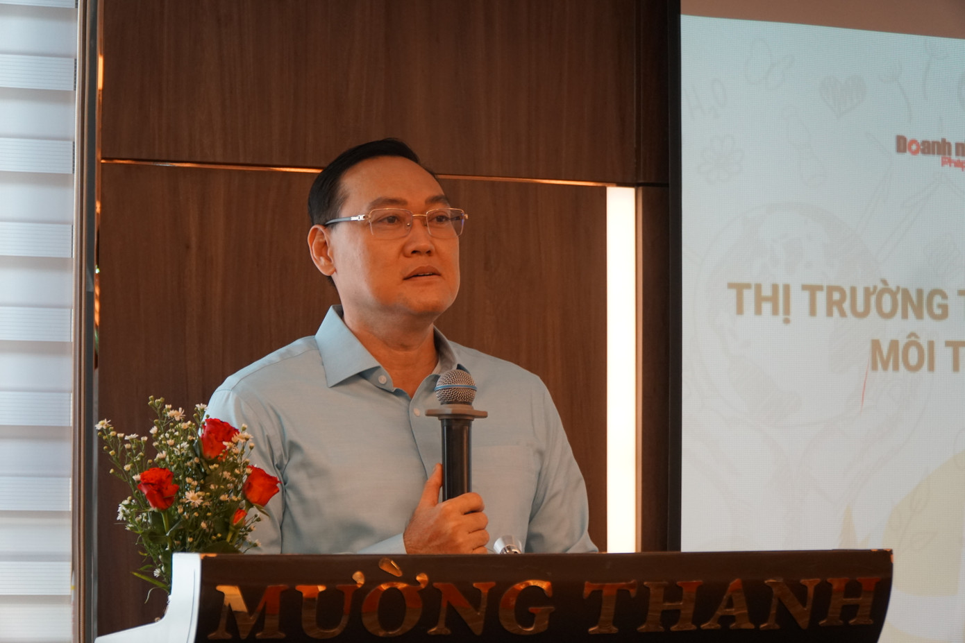 TS Cao Tung Sơn - Trưởng phòng Khí tượng Thuỷ văn và Biến đổi khí hậu, Sở Tài Nguyên và Môi trường TPHCM - trao đổi tại hội thảo. Ảnh: Nhàn Lê.