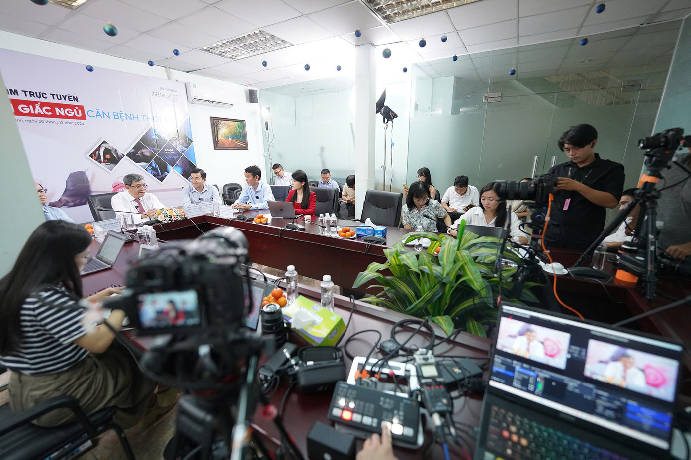 Toàn cảnh buổi tọa đàm trực tuyến “Rối loạn giấc ngủ, căn bệnh thời 4.0”. Ảnh: Phạm Nguyễn Toàn cảnh buổi tọa đàm trực tuyến “Rối loạn giấc ngủ, căn bệnh thời 4.0”. Ảnh: Phạm Nguyễn