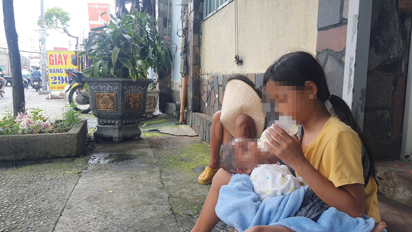 Trẻ em người Campuchia ăn xin tại đường phố TPHCM. Ảnh: Thuận Nhàn.