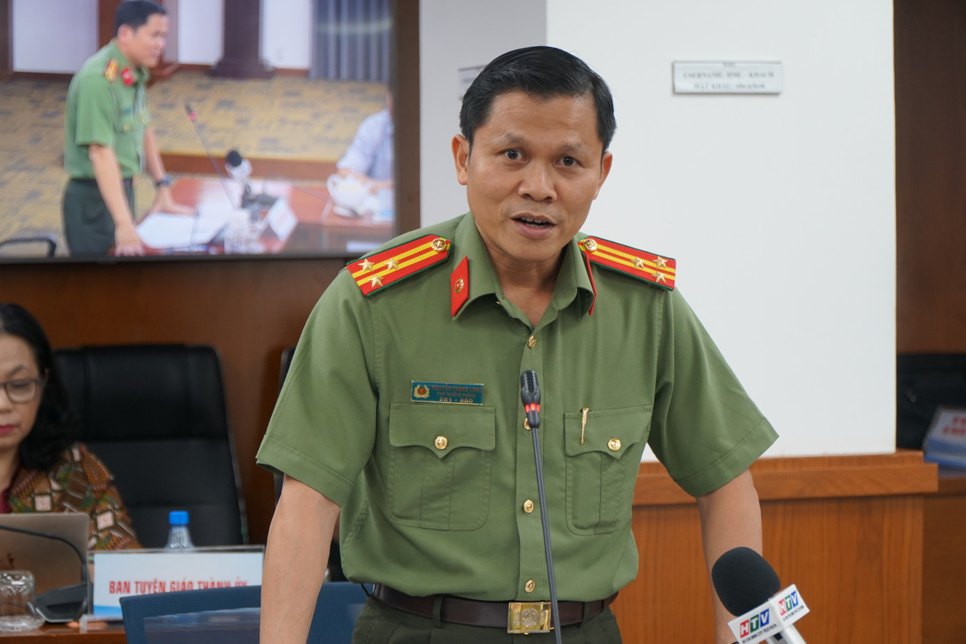 Thượng tá Nguyễn Thăng Long - Phó trưởng Phòng Tham mưu, Công an TPHCM trả lời báo chí chiều 24/10. Ảnh: Nhàn Lê Thượng tá Nguyễn Thăng Long - Phó trưởng Phòng Tham mưu, Công an TPHCM trả lời báo chí chiều 24/10. Ảnh: Nhàn Lê