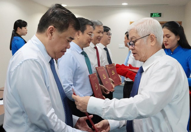 Bí thư Tỉnh ủy Bình Dương Nguyễn Văn Lợi (bìa phải) trao quyết định cho các cán bộ Ảnh: Phương Chi Bí thư Tỉnh ủy Bình Dương Nguyễn Văn Lợi (bìa phải) trao quyết định cho các cán bộ Ảnh: Phương Chi