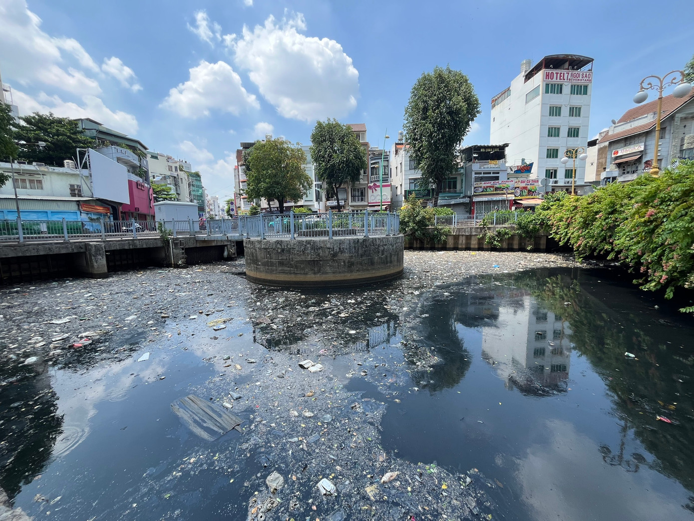 Ghi nhận của PV báo Tiền Phong trong sáng 8/5, tình trạng cá chết nổi rải rác trên kênh Nhiêu Lộc - Thị Nghè.