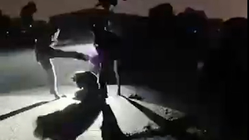 B.H bị nhóm nữ sinh đánh đập dã man. Ảnh: Cắt từ clip