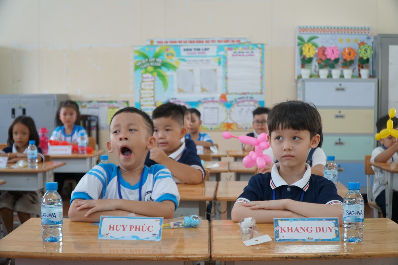 Theo bà Phạm Thị Huệ, Phó Hiệu trưởng nhà trường, từ hôm nay đến khi vào học chính thức, học sinh lớp 1 đến trường để làm quen bạn bè, thầy cô, nhận biết các phòng chức năng và chuẩn bị sách vở trước thềm năm học mới.