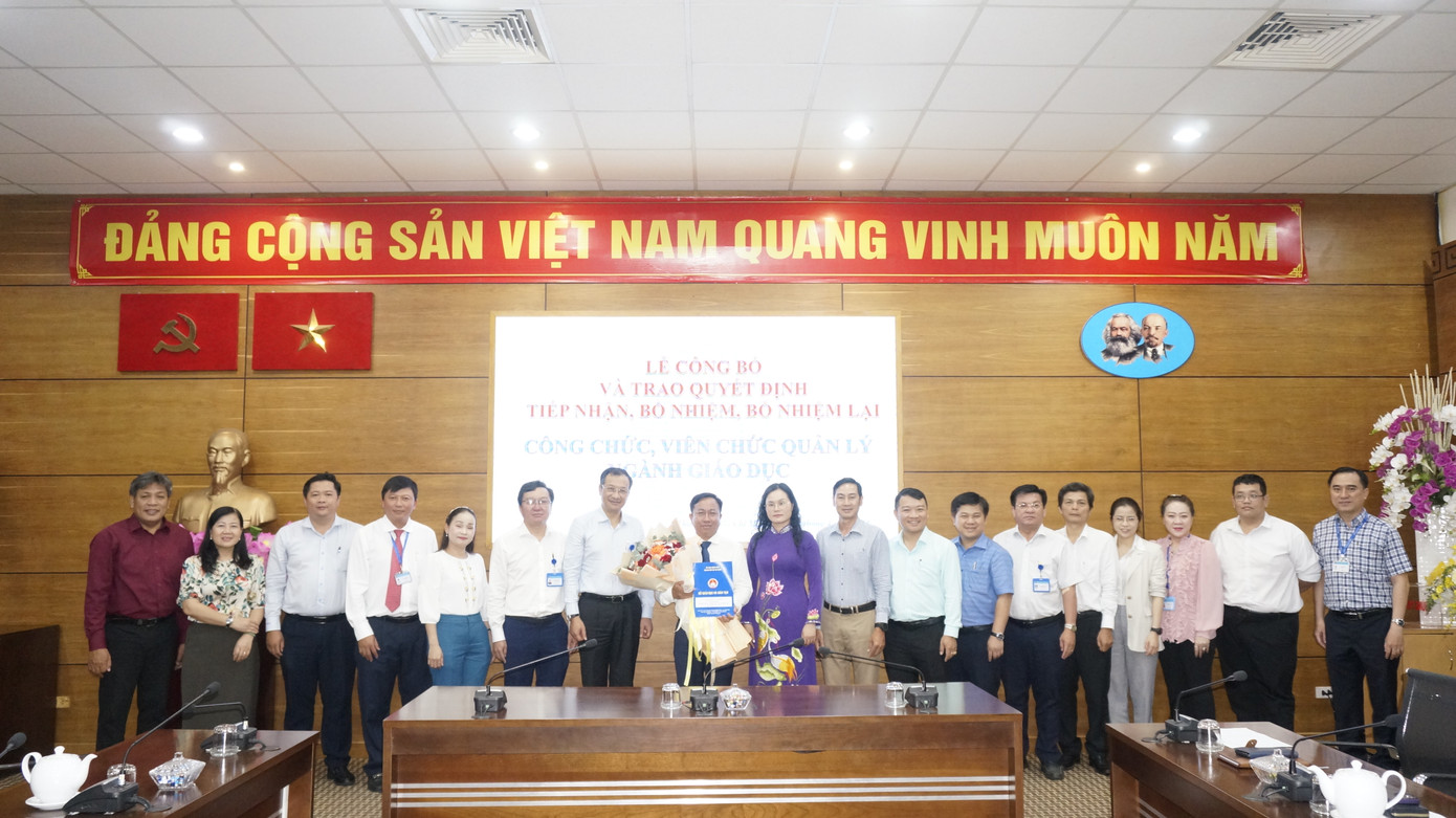 Ông Nguyễn Văn Quí (thứ 8 từ trái sang) được bổ nhiệm giữ chức Trưởng phòng Khảo thí và Kiểm định chất lượng giáo dục, Sở GD&ĐT TPHCM. Ảnh: Sở GD&ĐT TPHCM Ông Nguyễn Văn Quí (thứ 8 từ trái sang) được bổ nhiệm giữ chức Trưởng phòng Khảo thí và Kiểm định chất lượng giáo dục, Sở GD&ĐT TPHCM. Ảnh: Sở GD&ĐT TPHCM