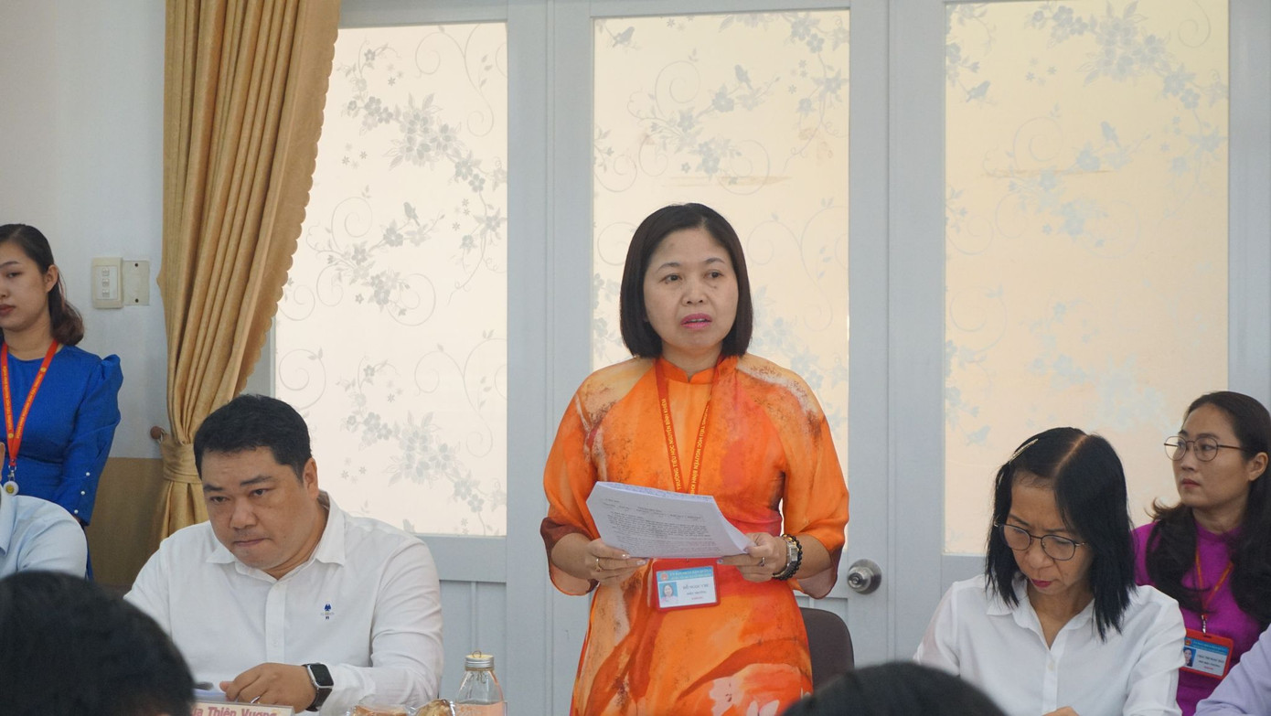 Bà Đỗ Ngọc Chi - Hiệu trưởng Trường Tiểu học Nguyễn Bỉnh Khiêm (quận 1) chia sẻ tại buổi làm việc