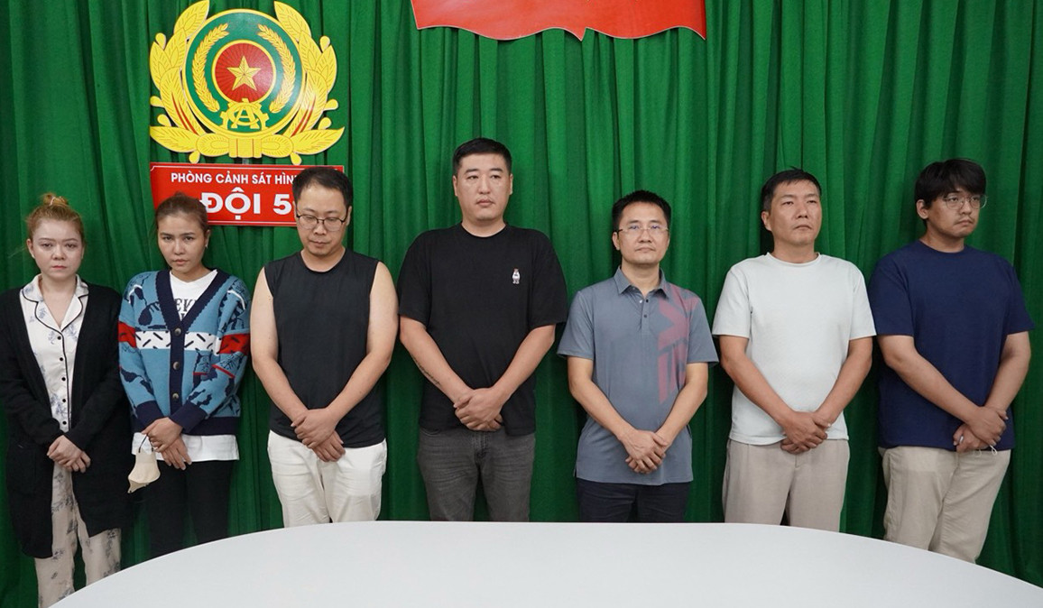 7 nghi can bị cáo buộc Môi giới mại dâm. Ảnh: Công an TPHCM 7 nghi can bị cáo buộc Môi giới mại dâm. Ảnh: Công an TPHCM