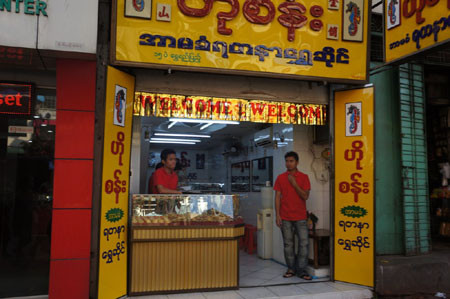 Trên phố Mahabandoola, có rất nhiều cửa hàng buôn bán vàng bạc, đá quý.