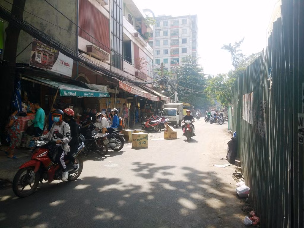 Nam thanh niên nguy kịch vì bị thanh sắt từ cao ốc rơi trúng ảnh 1