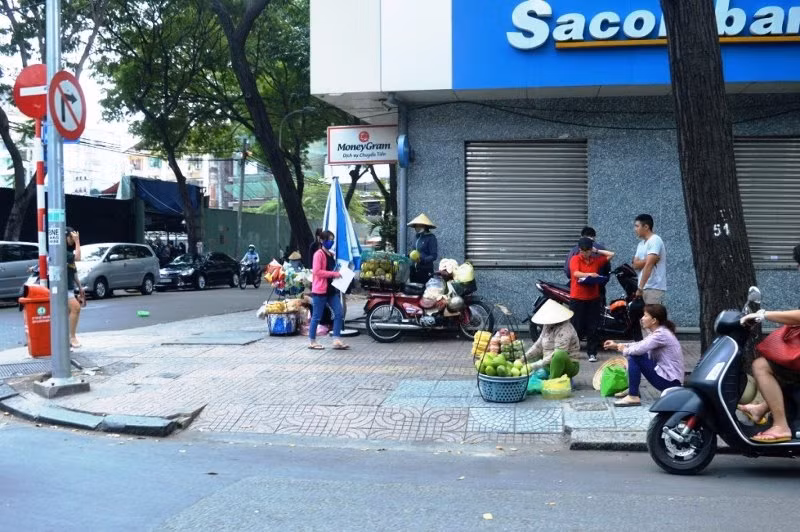 Phó Chủ tịch TPHCM: Vỉa hè là của giao thông ảnh 1