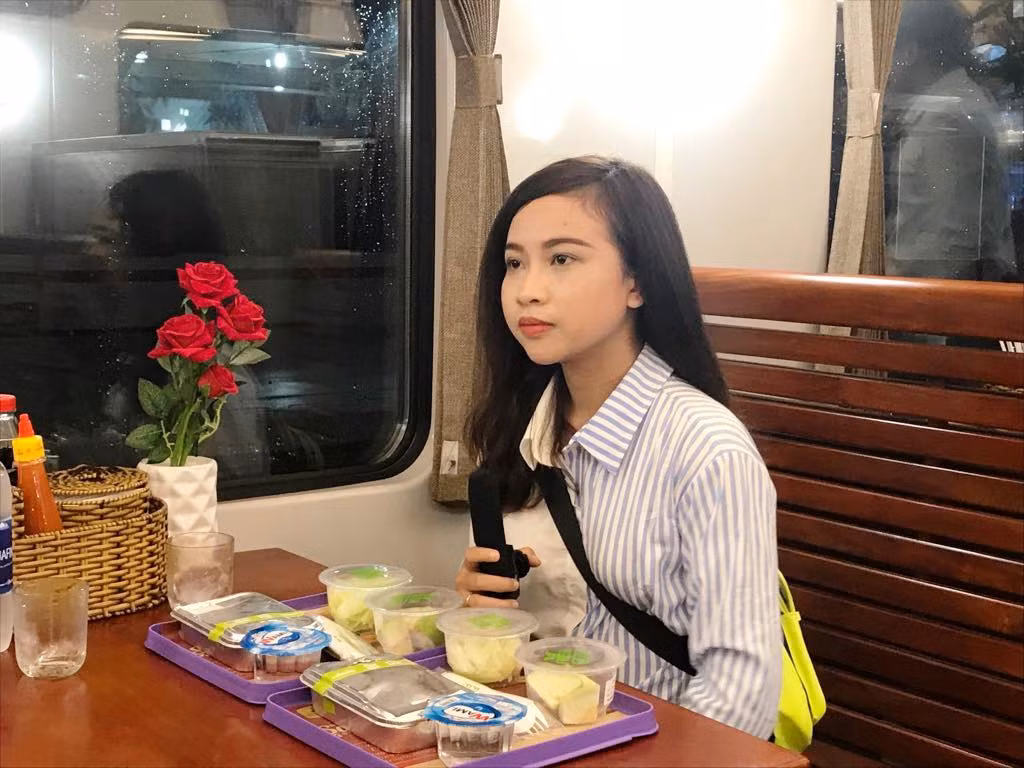 Khách đi tàu hoả ‘5 sao’ được tặng suất ăn hàng không ảnh 13