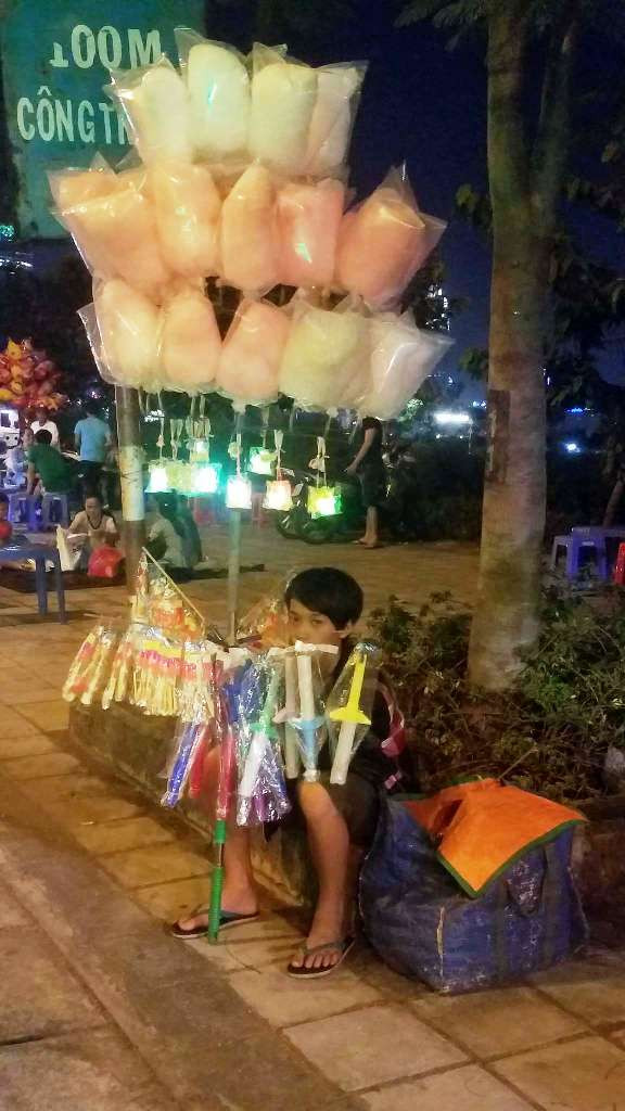 Những đứa trẻ mưu sinh trong đêm pháo hoa ở TPHCM ảnh 8