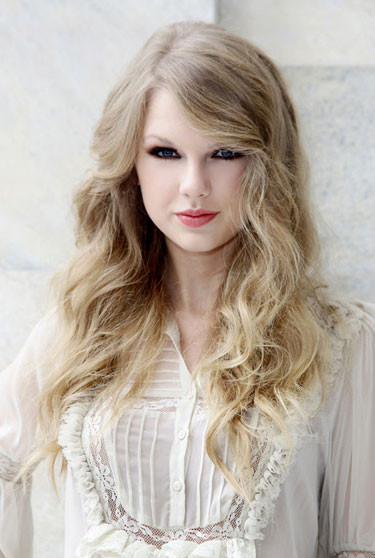 Ngồi hàng ghế danh dự trong show của Roberto Cavalli, cô nàng chọn cho mình kiểu make up mắt đen đậm, môi màu san hô và mái tóc xoăn duỗi nhẹ nhàng