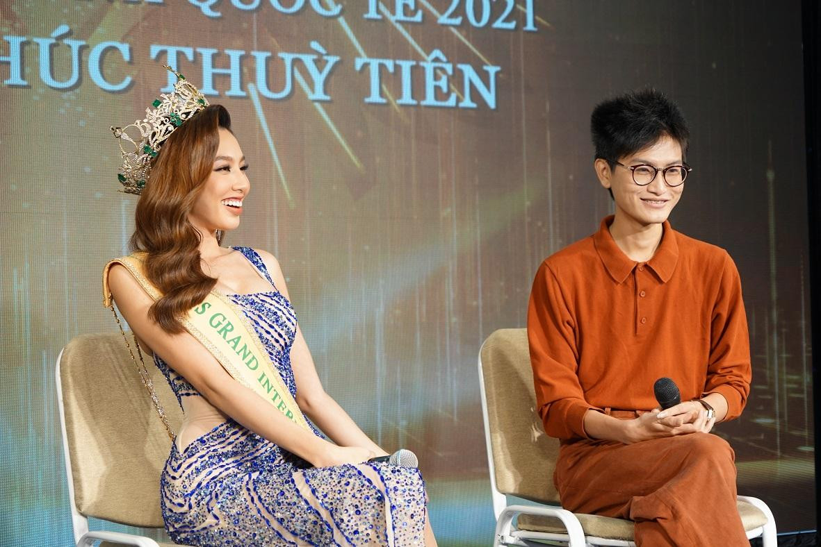 Nhà thiết kế Tín Thái, người thiết kế bộ trang phục dự thi của Thùy Tiên, cũng là cựu sinh viên trường ĐH Hoa Sen. Nhà thiết kế Tín Thái, người thiết kế bộ trang phục dự thi của Thùy Tiên, cũng là cựu sinh viên trường ĐH Hoa Sen.