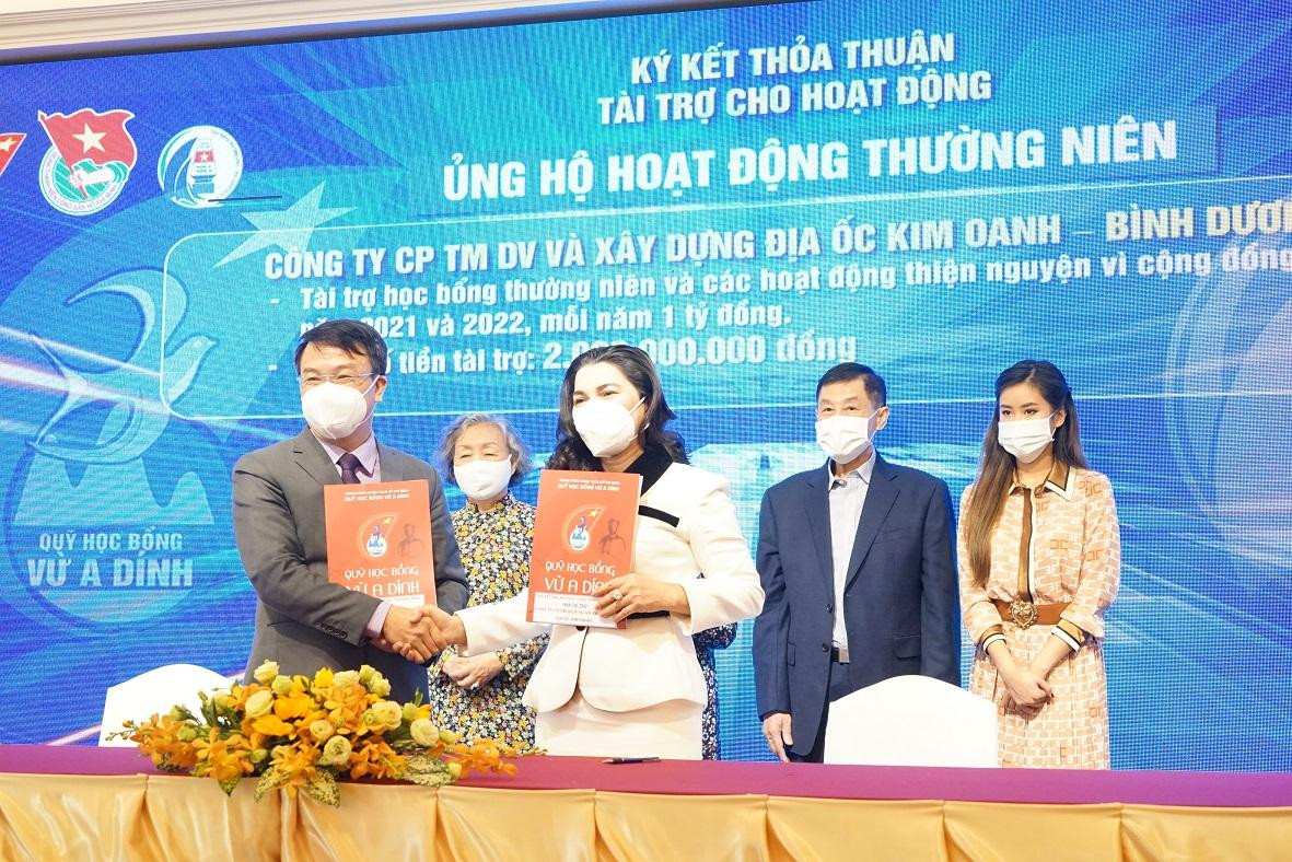 46 đơn vị, cá nhân đóng góp hơn 53 tỷ đồng cho Quỹ học bổng Vừ A Dính.