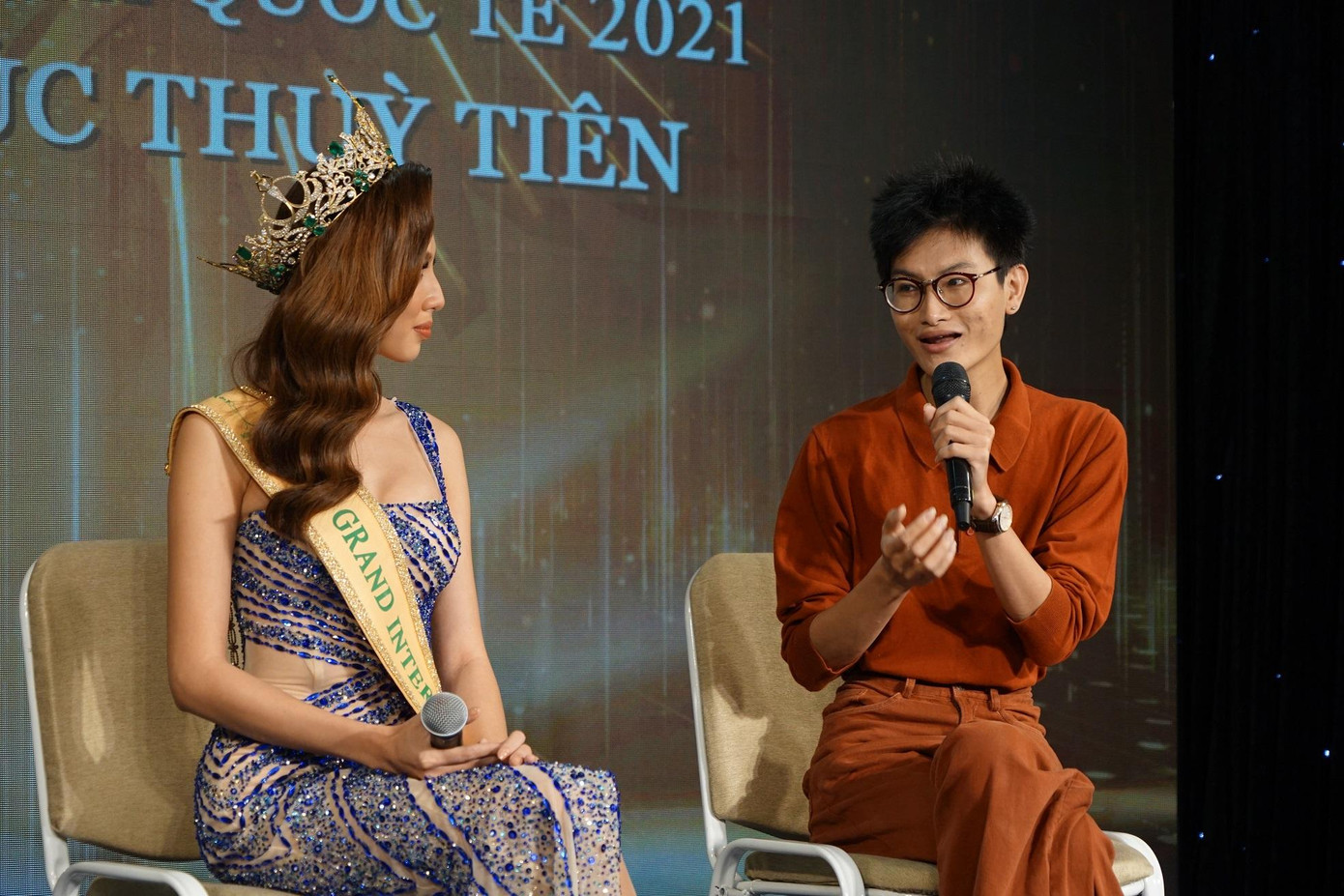 NTK Tín Thái và Hoa hậu Thùy Tiên trong buổi giao lưu cùng sinh viên trường ĐH Hoa Sen. NTK Tín Thái và Hoa hậu Thùy Tiên trong buổi giao lưu cùng sinh viên trường ĐH Hoa Sen.