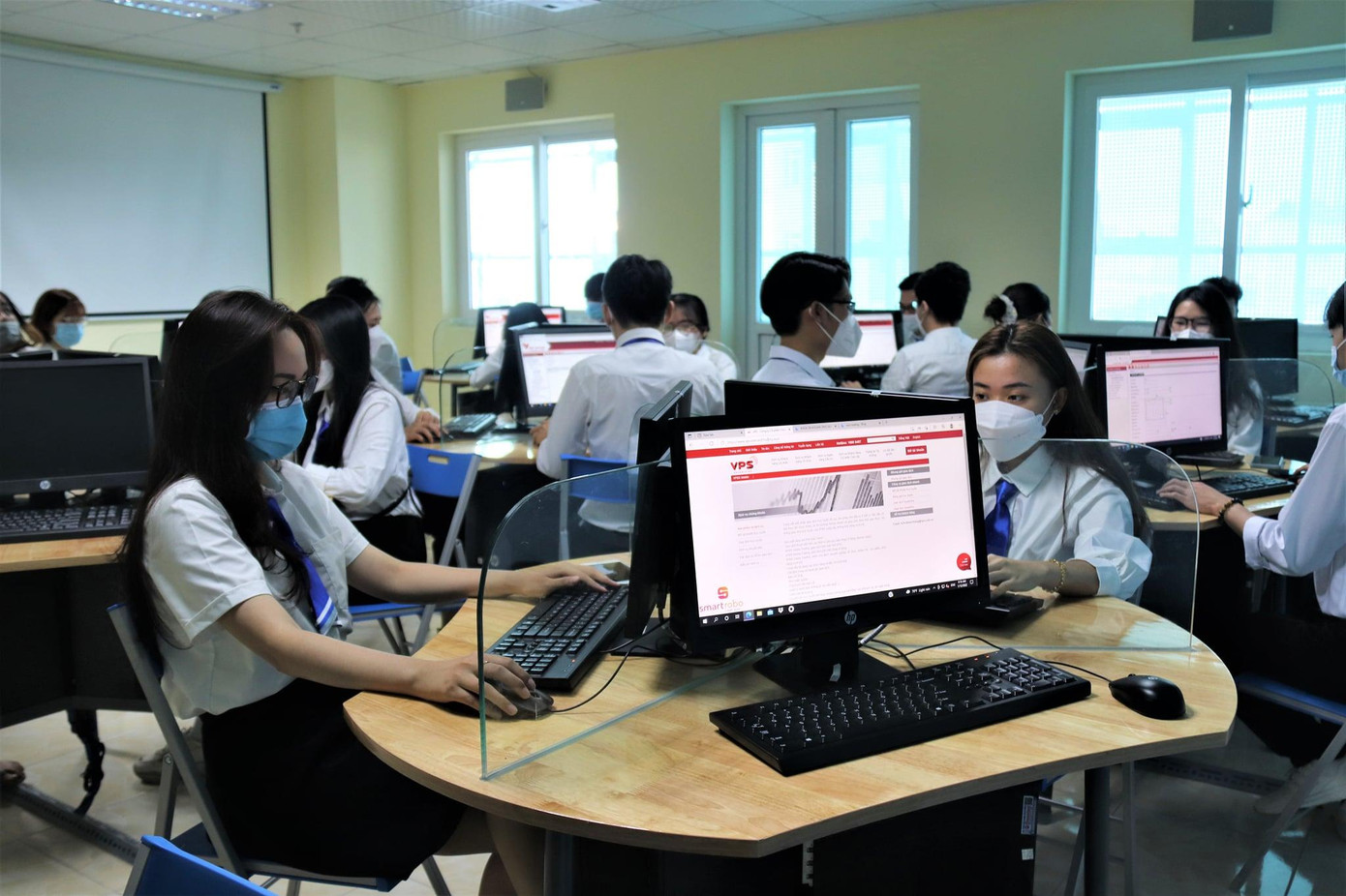 Sinh viên trường ĐH Nha Trang trải nghiệm Phòng thực hành 'NTU Bank'.