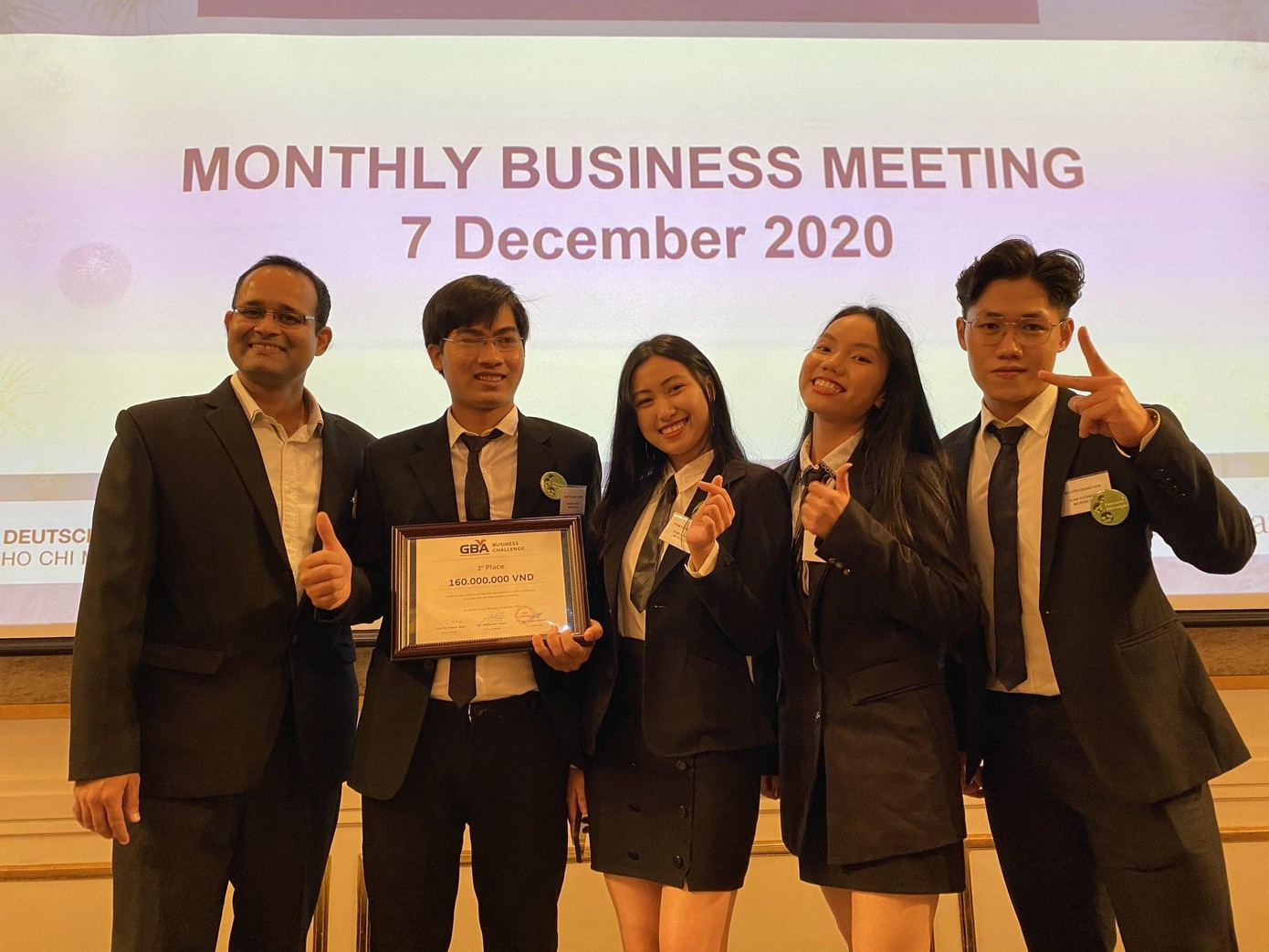 Nguyễn Quốc Vương (thứ 2, từ trái sang) cùng các bạn trong nhóm giành giải Nhất GBA.