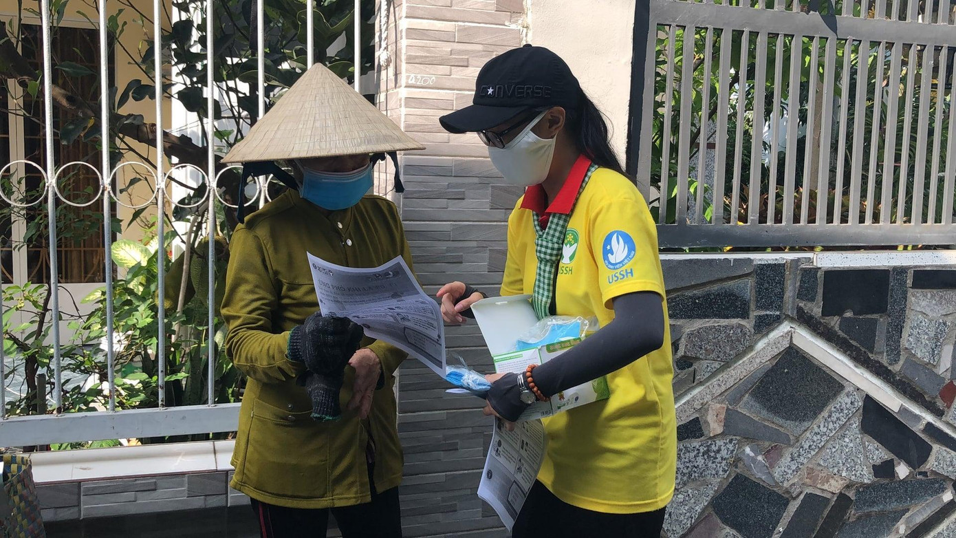 Tặng khẩu trang và phát tờ rơi hướng dẫn phòng, chống dịch bệnh cho người dân ở thị trấn Nhà Bè, do các chiến sĩ khoa Đô thị học thực hiện. Tặng khẩu trang và phát tờ rơi hướng dẫn phòng, chống dịch bệnh cho người dân ở thị trấn Nhà Bè, do các chiến sĩ khoa Đô thị học thực hiện.