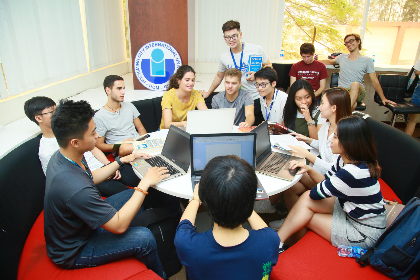 Sinh viên chương trình LKQT tại trường ĐH Quốc tế (ĐHQG TP. HCM). Sinh viên chương trình LKQT tại trường ĐH Quốc tế (ĐHQG TP. HCM).