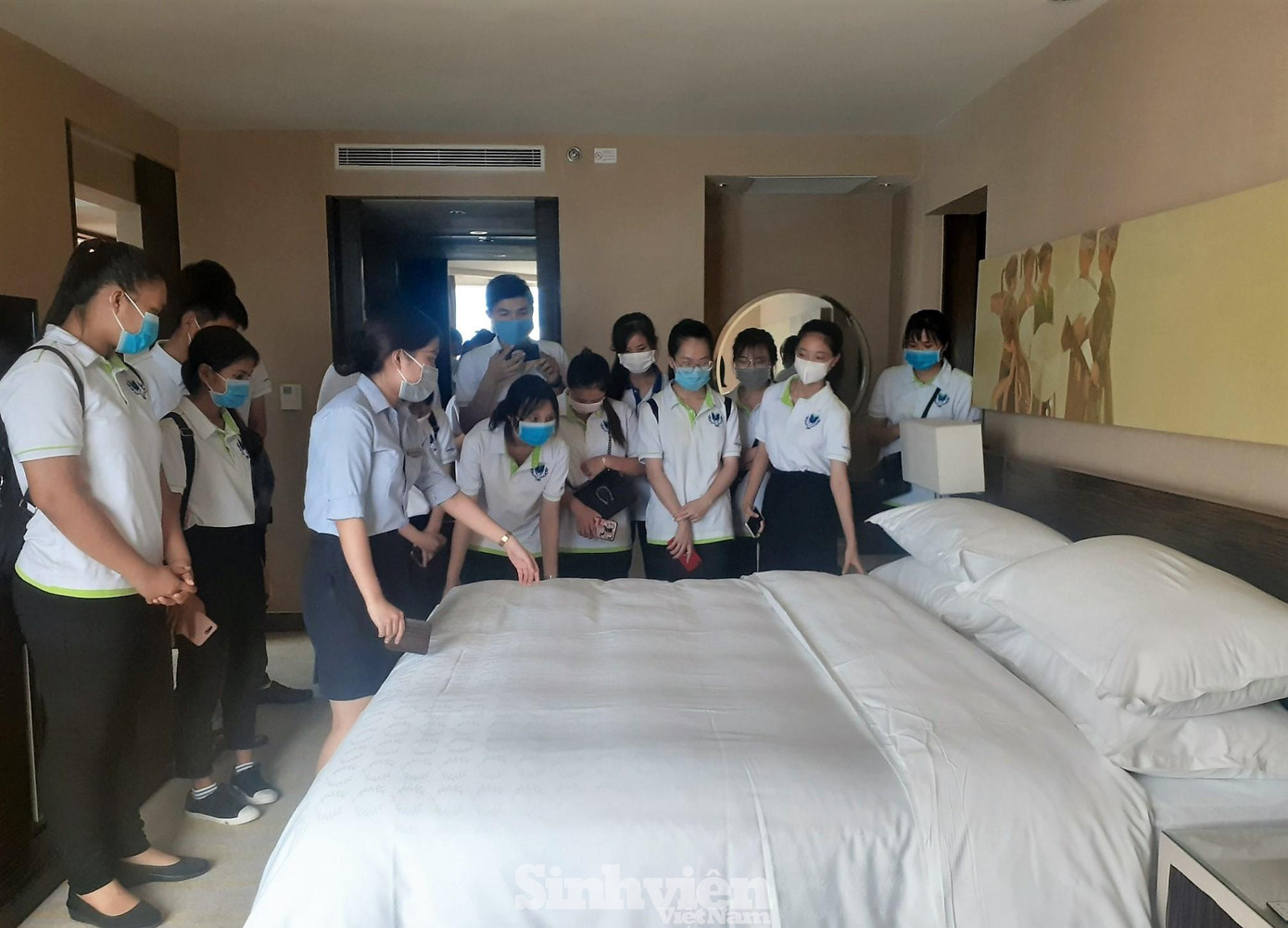 Sinh viên ngành Du lịch trường ĐH Thái Bình Dương thăm quan nghiệp vụ tại Khách sạn Sheraton Nha Trang.