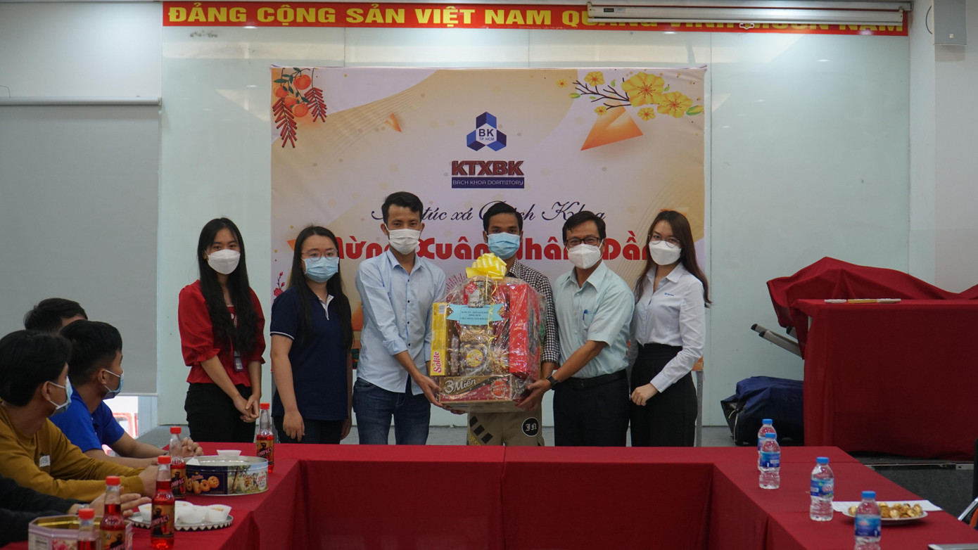 Tặng quà cho sinh viên tại KTX ĐH Bách khoa (ĐHQG TP. HCM).