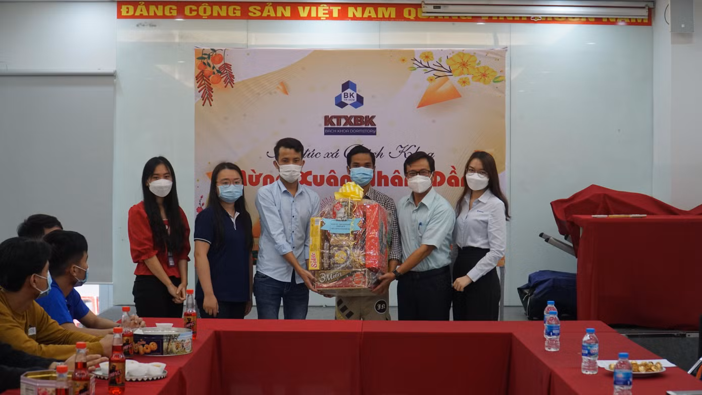 Tặng quà cho sinh viên tại KTX ĐH Bách khoa (ĐHQG TP. HCM).