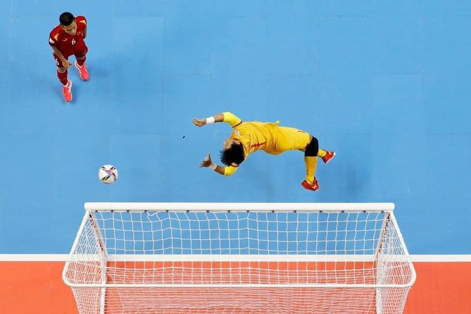 Bức ảnh 'gây bão' của Hồ Văn Ý tại Futsal World Cup 2020 tại Lithuania.