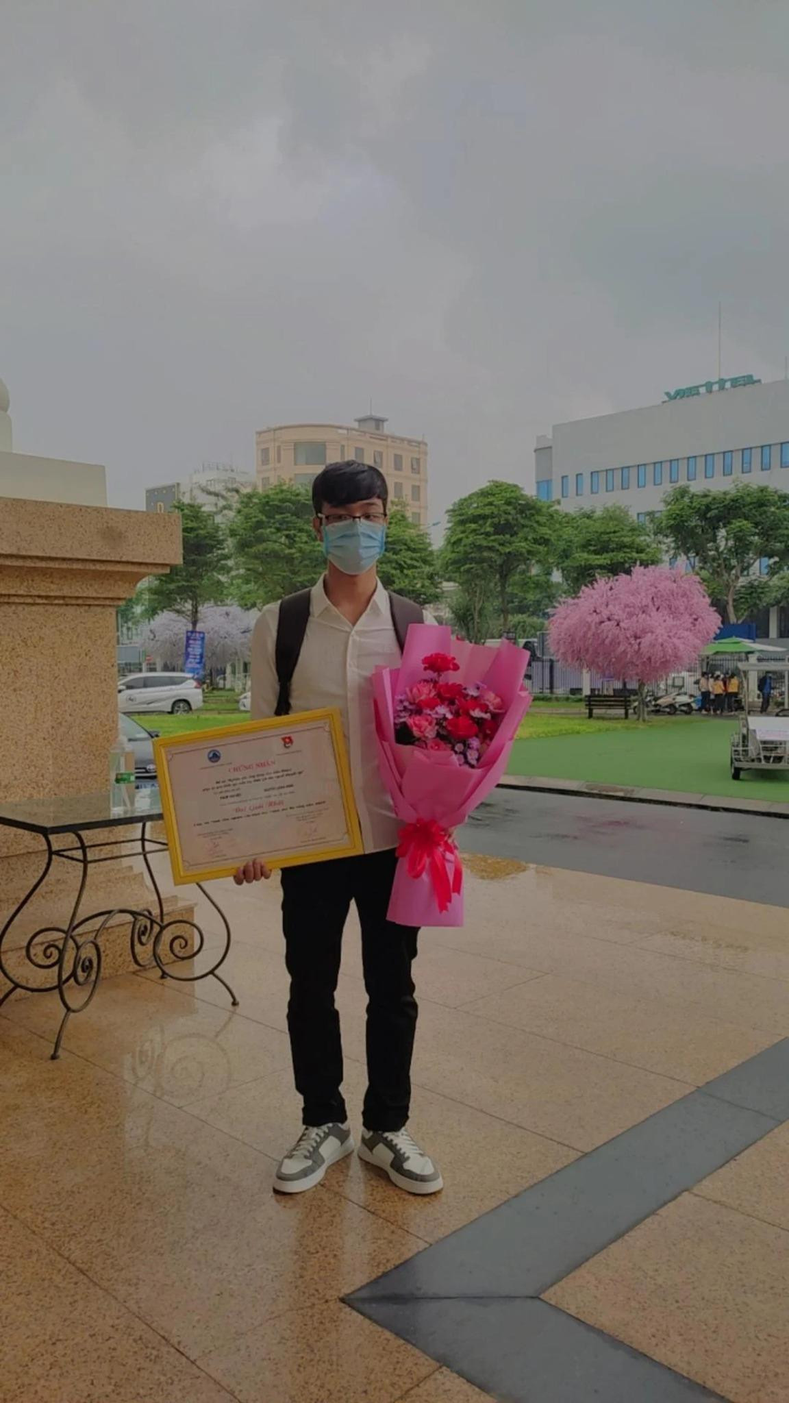 Phạm Văn Việt thay mặt nhóm nhận giải thưởng.