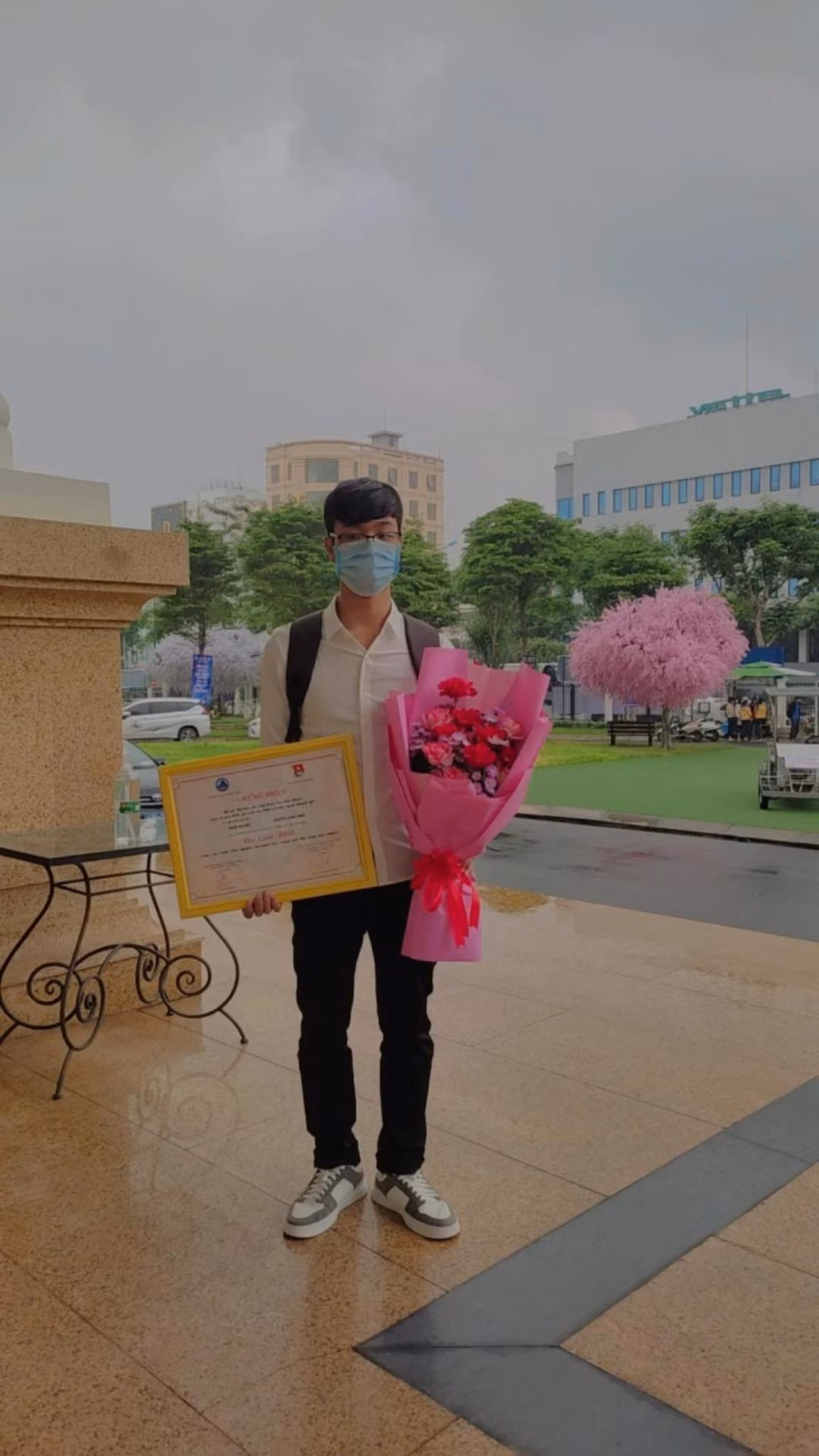Phạm Văn Việt thay mặt nhóm nhận giải thưởng. Phạm Văn Việt thay mặt nhóm nhận giải thưởng.