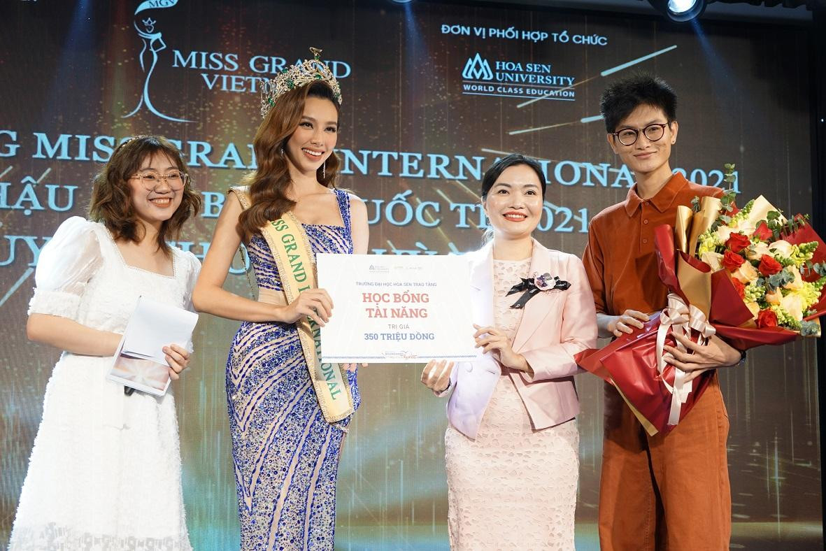 Thùy Tiên nhận học bổng trị giá 350 triệu đồng từ trường ĐH Hoa Sen. Thùy Tiên nhận học bổng trị giá 350 triệu đồng từ trường ĐH Hoa Sen.