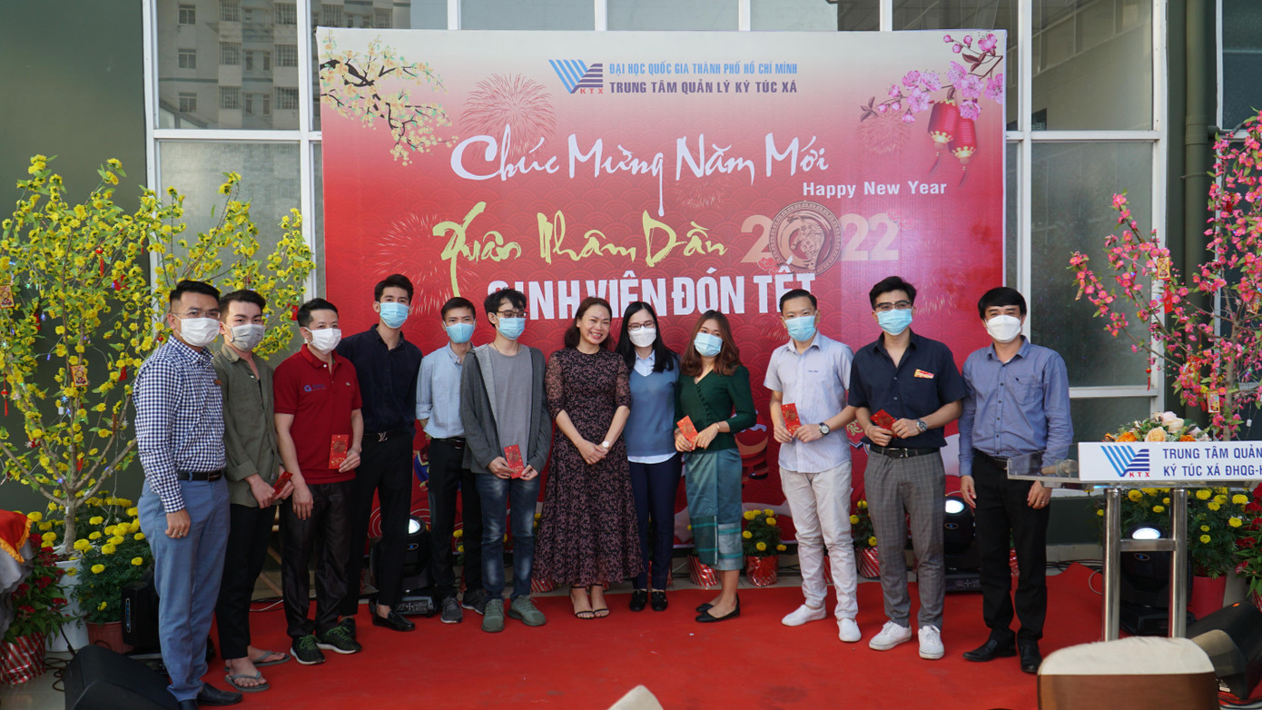 Các sinh viên tại KTX ĐHQG TP. HCM nhận quà tặng từ ĐHQG TP. HCM.