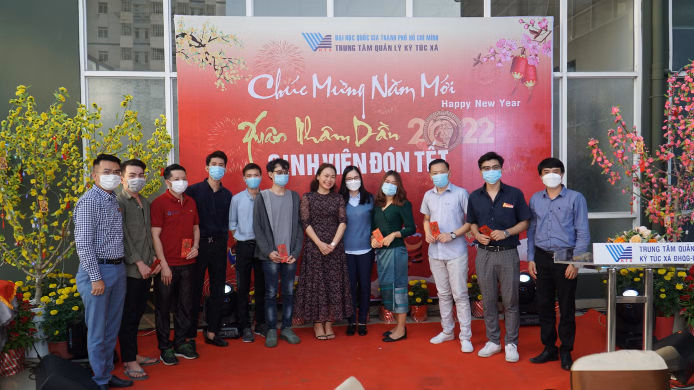 Các sinh viên tại KTX ĐHQG TP. HCM nhận quà tặng từ ĐHQG TP. HCM.