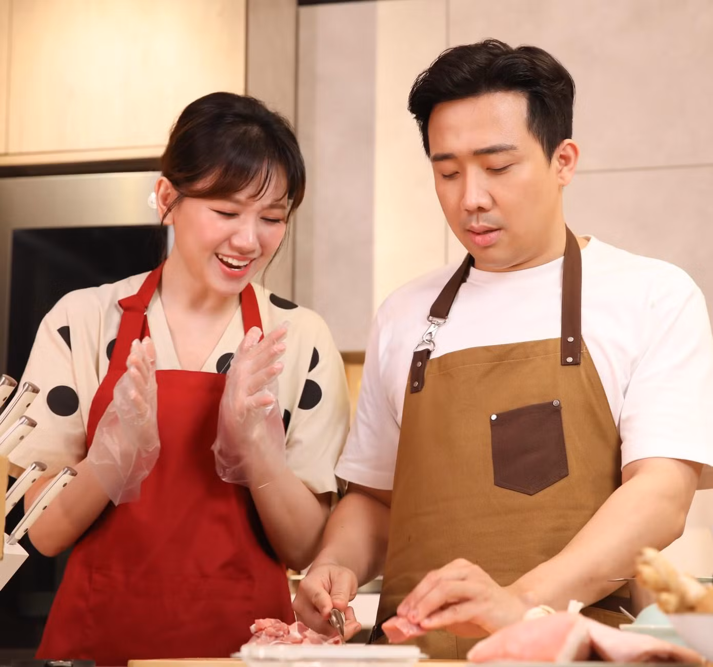 Trấn Thành và Hari Won trong Lục cơm nguội. Trấn Thành và Hari Won trong Lục cơm nguội.