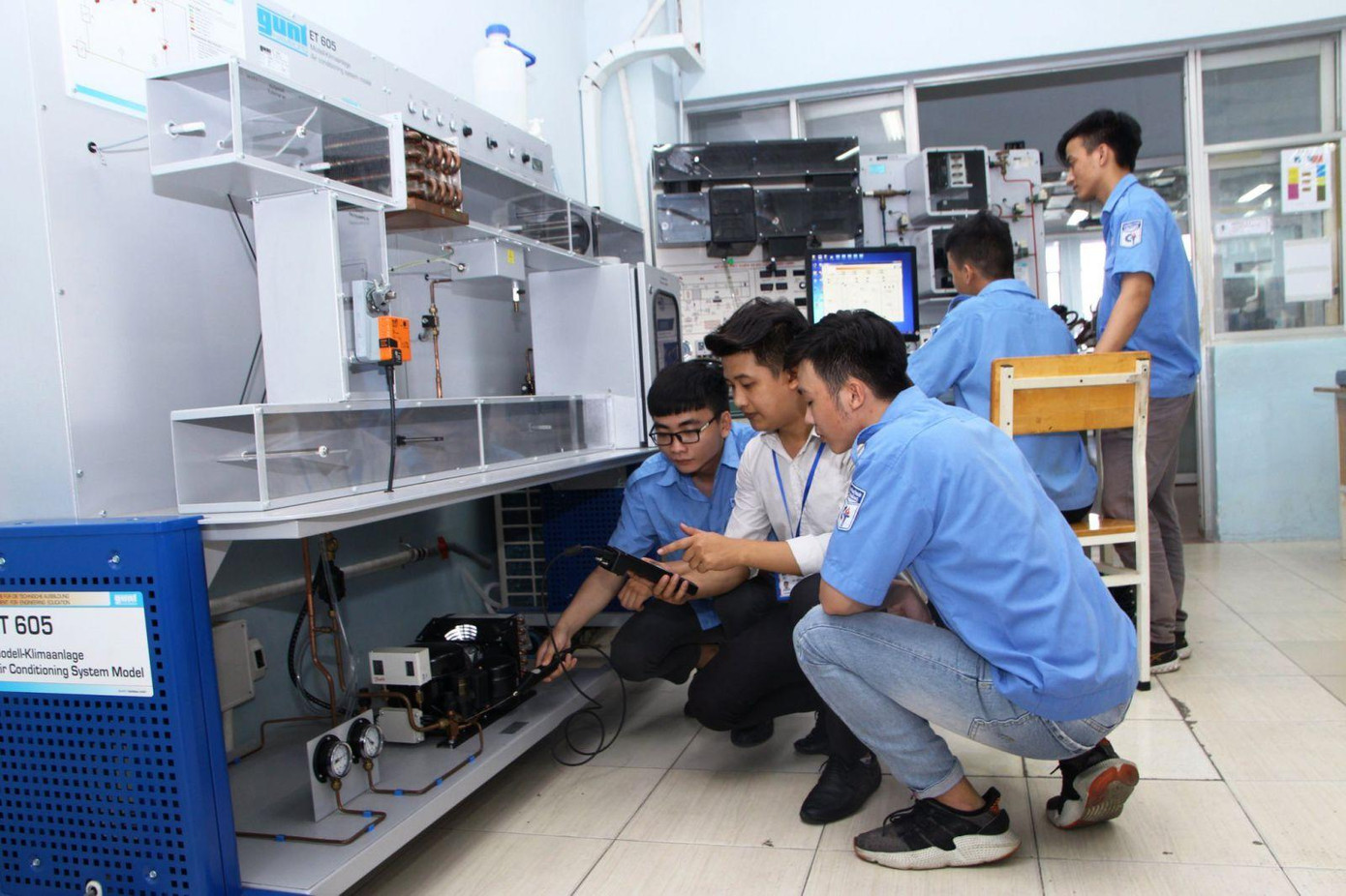 Sinh viên ngành Nhiệt lạnh trường CĐ Kỹ thuật Cao Thắng trong giờ thực hành. Sinh viên ngành Nhiệt lạnh trường CĐ Kỹ thuật Cao Thắng trong giờ thực hành.