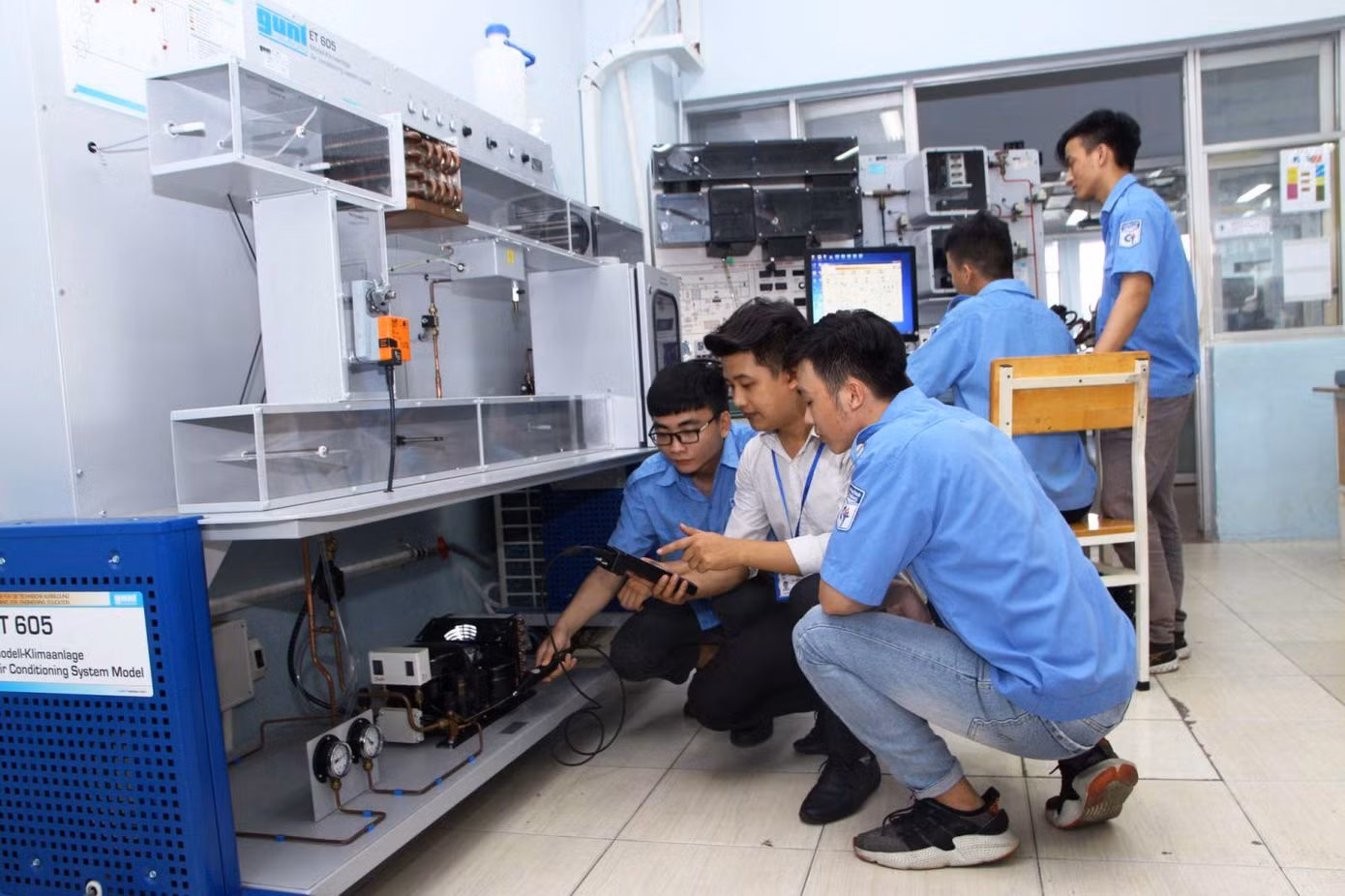 Sinh viên ngành Nhiệt lạnh trường CĐ Kỹ thuật Cao Thắng trong giờ thực hành.