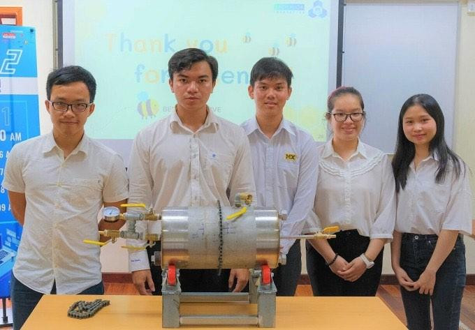 Nhóm tác giả và thiết bị hạ thủy phần mật ong. Nhóm tác giả và thiết bị hạ thủy phần mật ong.