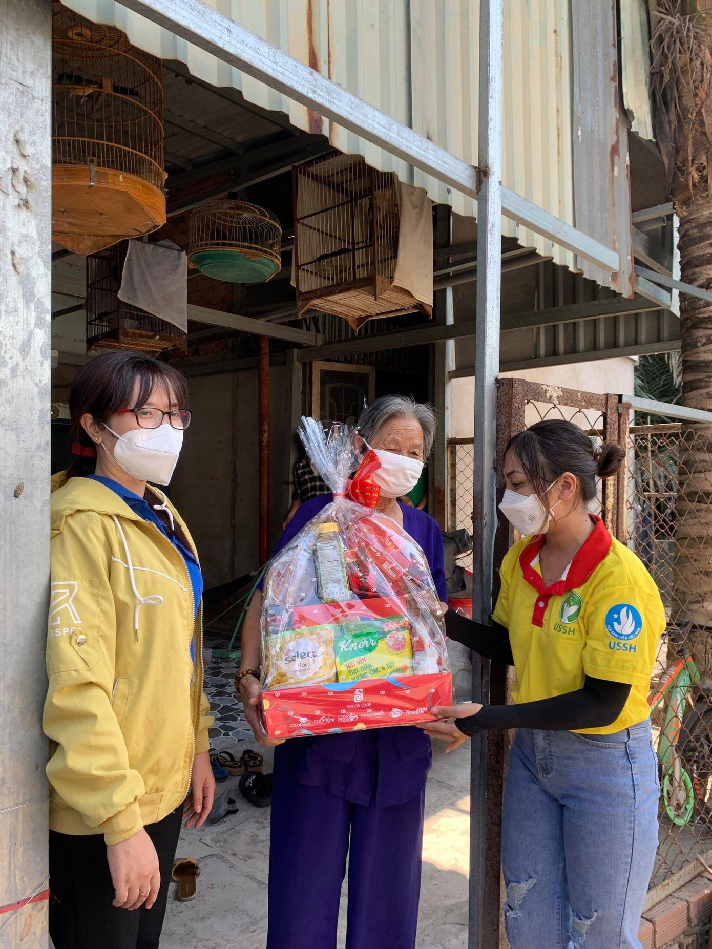 Sinh viên khoa Lưu trữ học - Quản trị Văn phòng tặng quà cho người dân ở xã Phú Xuân, huyện Nhà Bè. Ảnh: USSH Sinh viên khoa Lưu trữ học - Quản trị Văn phòng tặng quà cho người dân ở xã Phú Xuân, huyện Nhà Bè. Ảnh: USSH