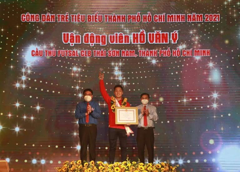 Hồ Văn Ý trên bục vinh danh Công dân trẻ tiêu biểu TP. HCM 2021 sáng 1/1/2022.