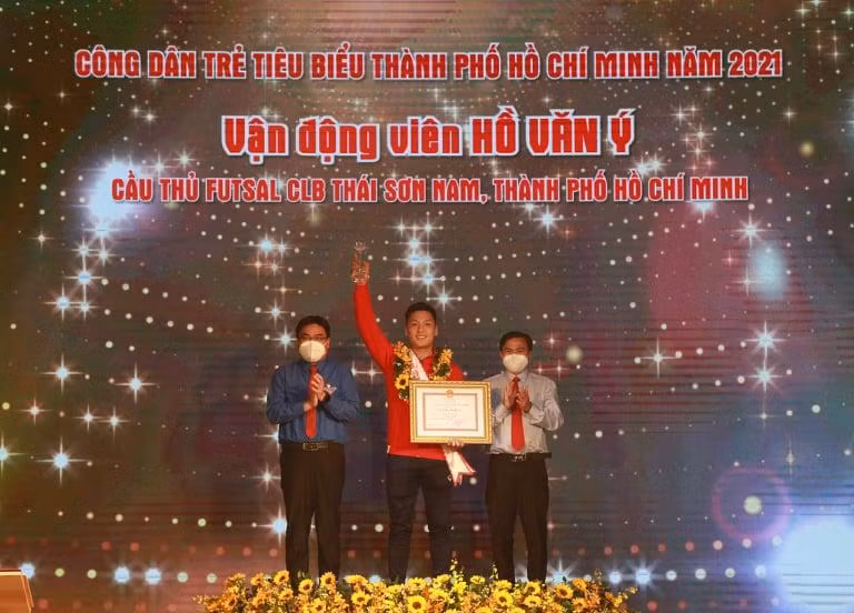 Hồ Văn Ý trên bục vinh danh Công dân trẻ tiêu biểu TP. HCM 2021 sáng 1/1/2022.