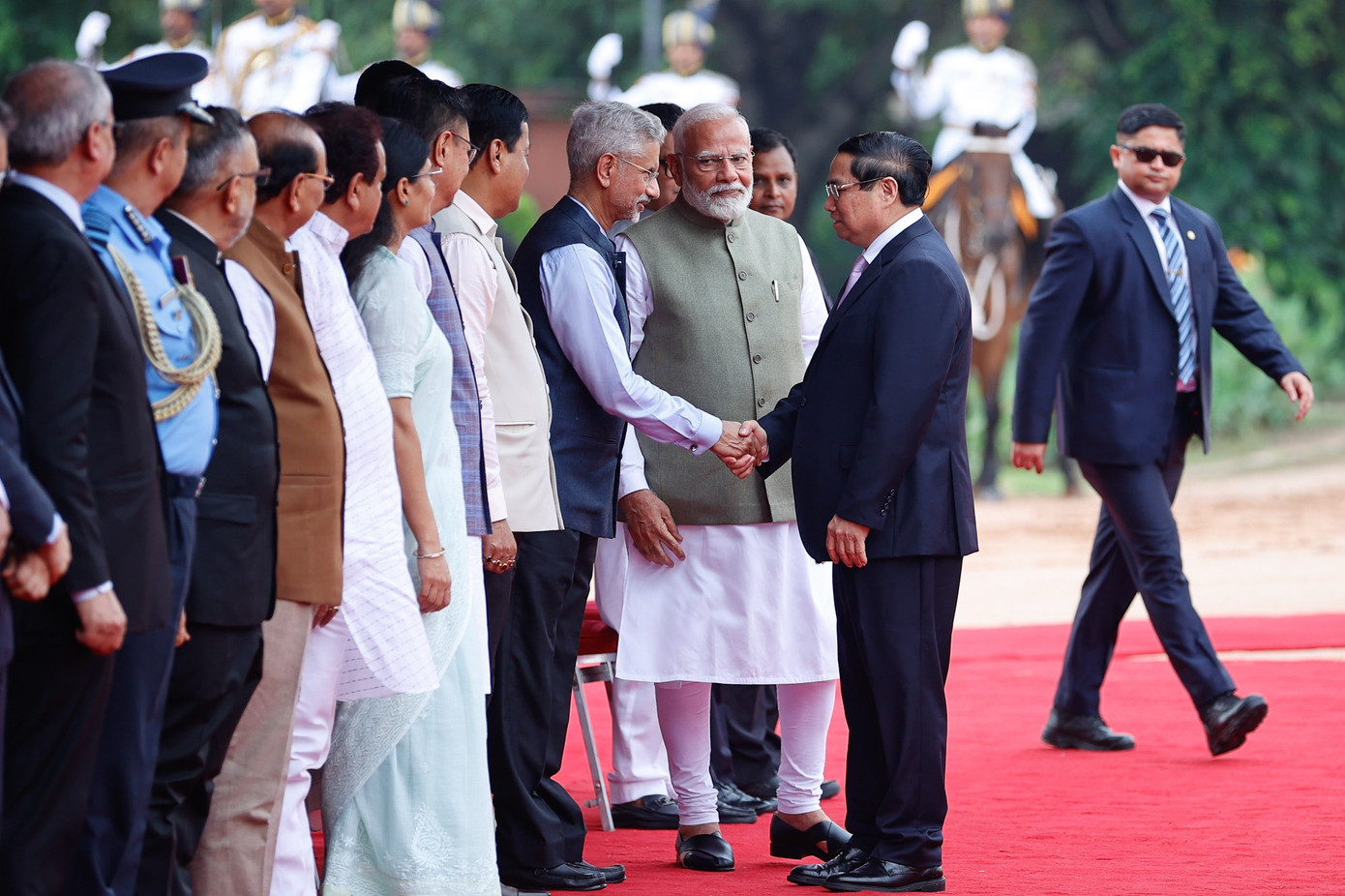 Thủ tướng Ấn Độ Narendra Modi giới thiệu các quan chức với Thủ tướng Phạm Minh Chính. Ảnh: Nhật Bắc.